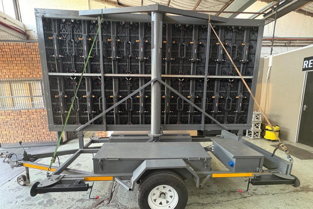 Mobile Trailer-Mounted LED Billboard Steel Structure Mobile trailer-mounted LED billboard structure with reinforced steel frame, central support mast, and integrated power housing for outdoor advertising use.