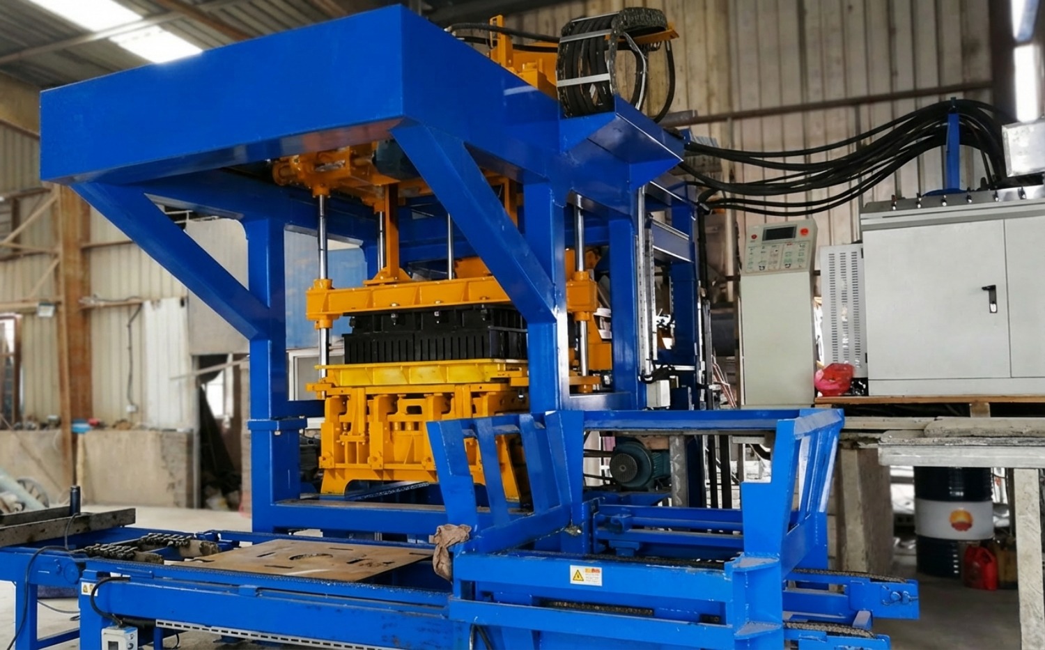 U12-15 Pallet-Free Block Machine with Control Cabin Close-up of pressing and moulding section on U12-15 pallet-free concrete block machine